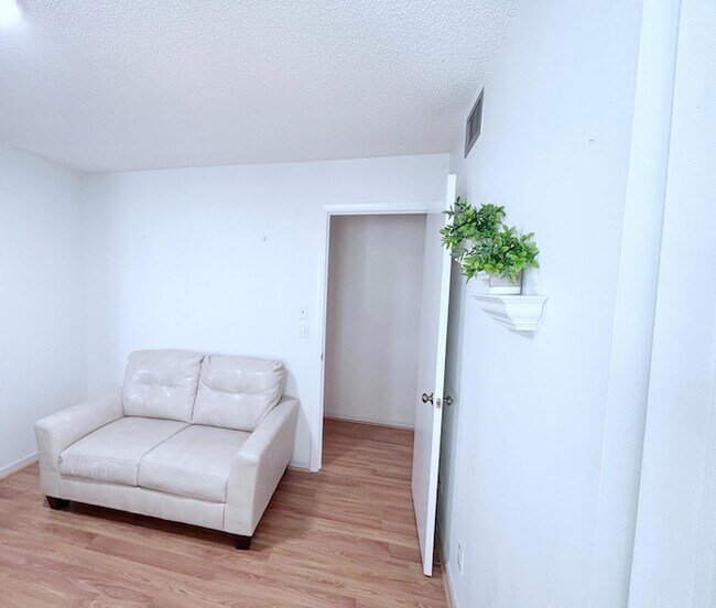 Building Photo - 1014 Green Pine Blvd