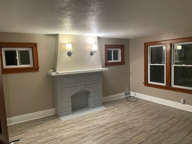 Living - 45 Bellwood Ave
