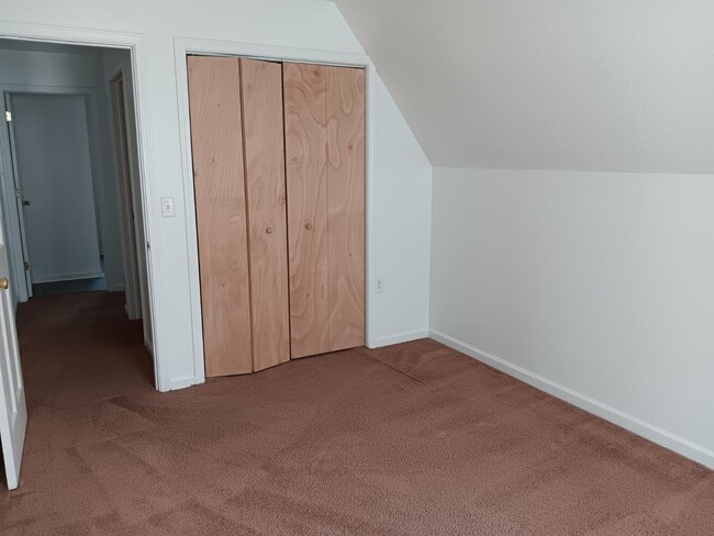 Building Photo - For Rent: 4-bedroom 2-bathroom single family home! Available NOW!