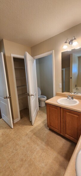 Building Photo - 2318 Tall Oak Dr
