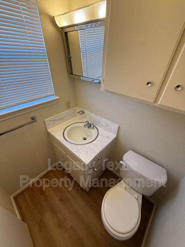 Building Photo - 1118 N Nolan River Rd