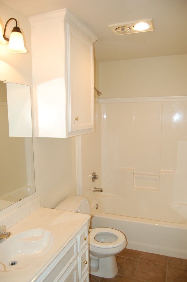 Building Photo - Three Bedroom with Great Features