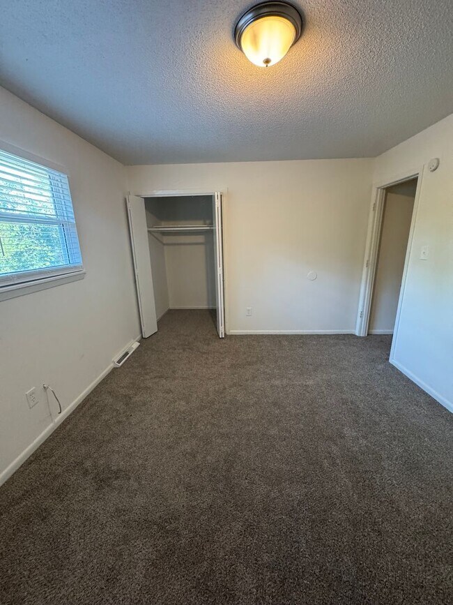Building Photo - 4335-4335 W Bethany Dr