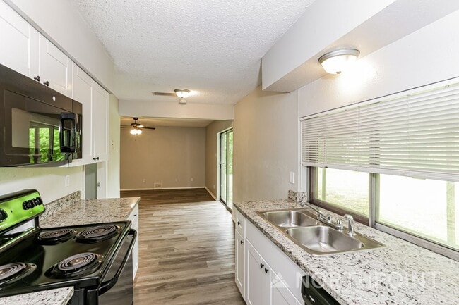 Building Photo - Mesmerizing Single Family Home | 3 BR/1.5 BA | 1-Car Covered Parking | Front and back yard!