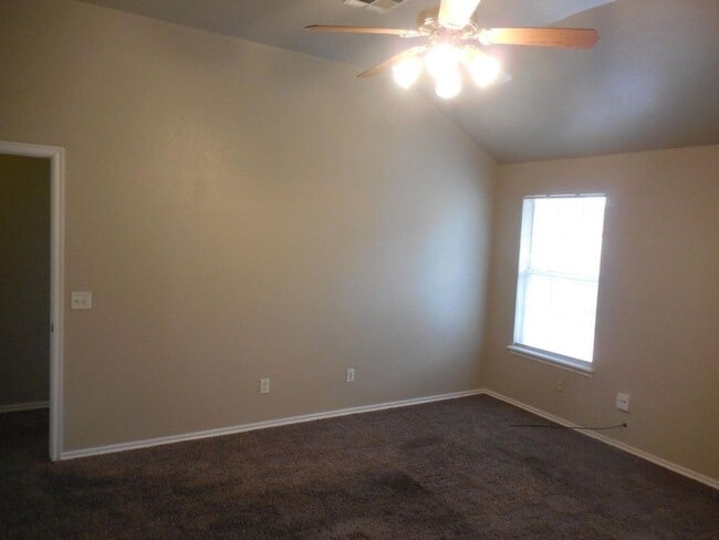 Building Photo - 4 Bedroom home