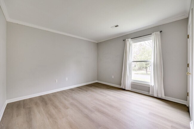 Building Photo - Beautiful 3 bedroom 2 full bath Ranch on a cul-de-sac in Charlotte's Walnut Creek community.