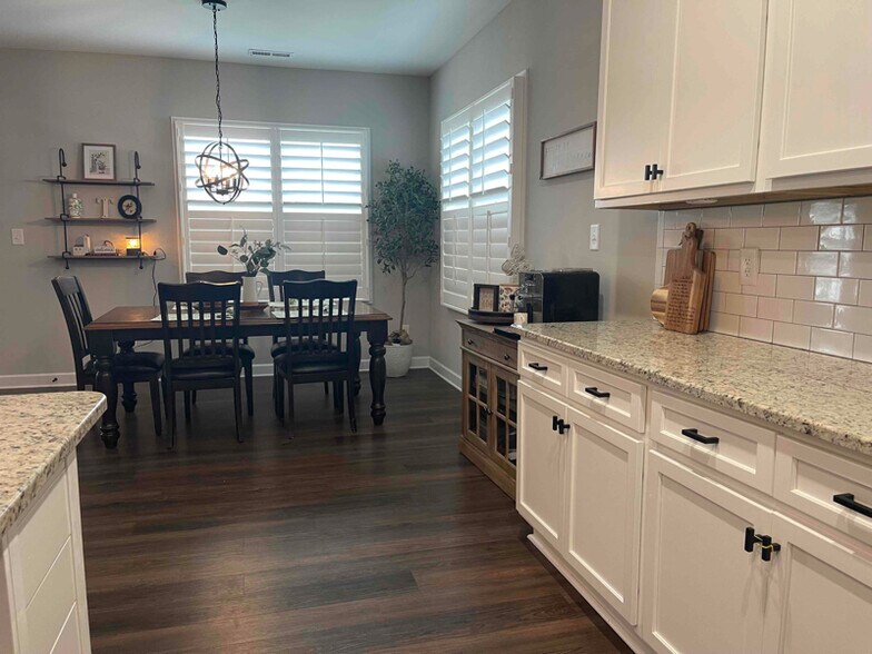 Building Photo - 5220 Thruway Rd