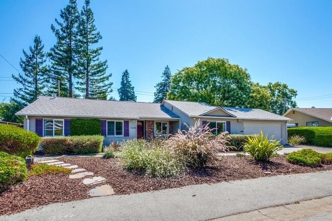 Building Photo - Beautiful 4 bedroom, 3 bath in desirable C...