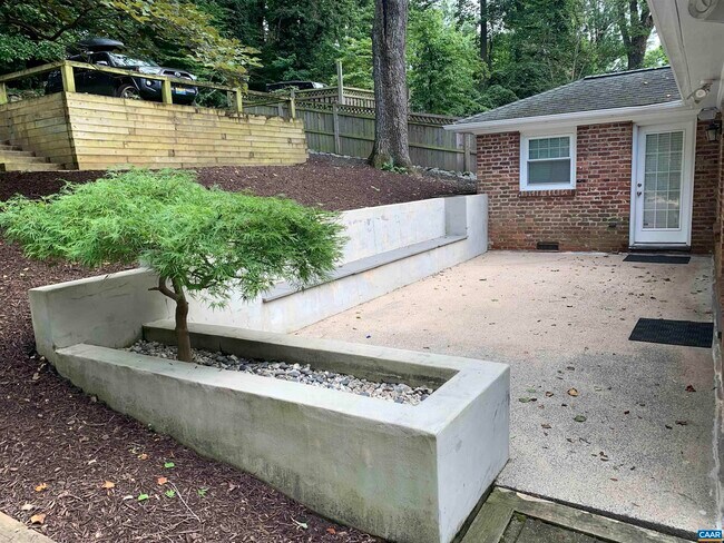 Building Photo - 716 McIntire Rd