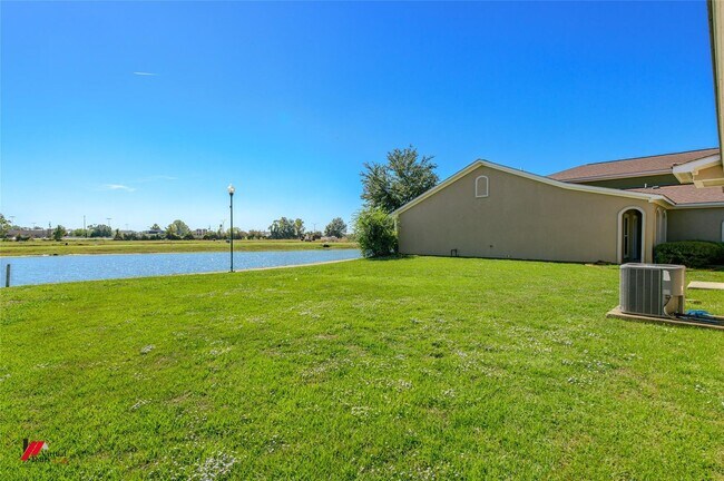 Building Photo - Villaggio Townhouse
