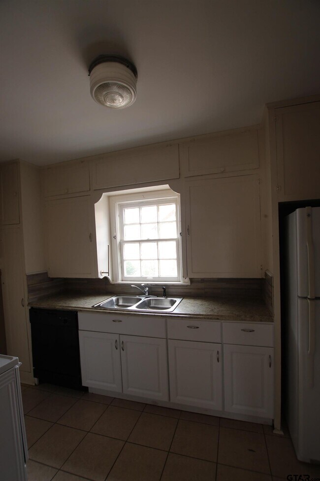 Building Photo - 132 Rowland Pl