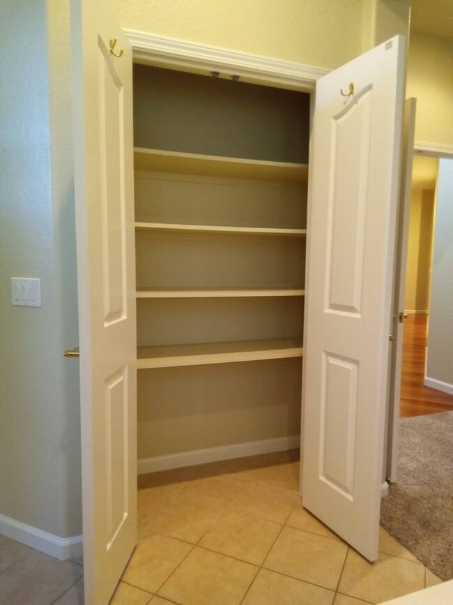 Building Photo - Gated: Single Story Heritage Oaks 3 Bedroom Plus Office/Den 3 Car Garage with lots of built in fo...