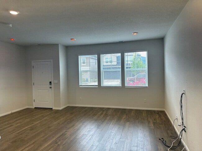 Building Photo - Newer 4 bedroom 2.5 bathroom house!