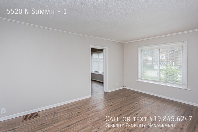 Building Photo - Newly Renovated 2-bdrm Lower Unit Availabl...