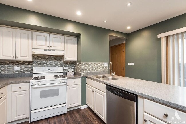 Building Photo - Beautiful Townhouse In Naperville