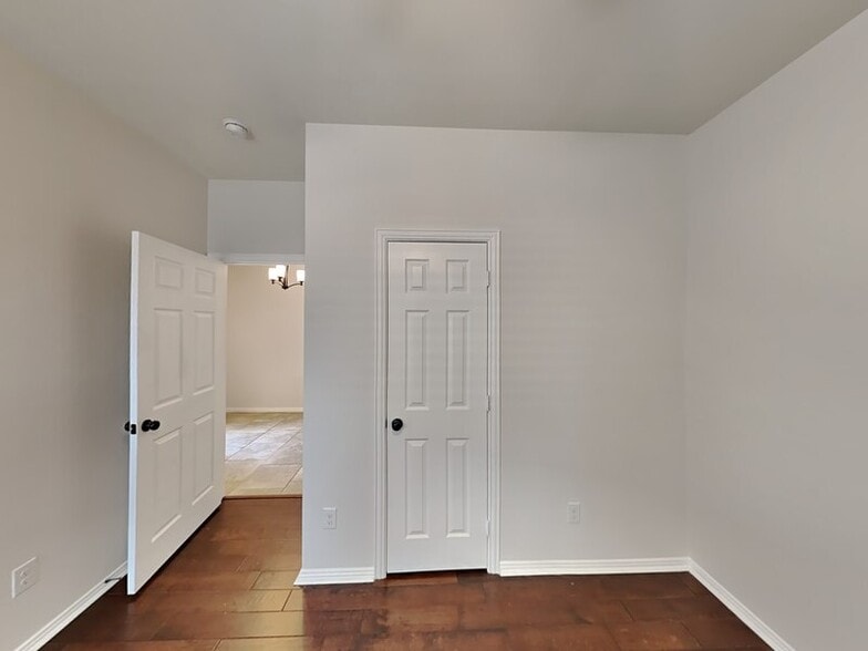 Building Photo - 4921 Locke Ave