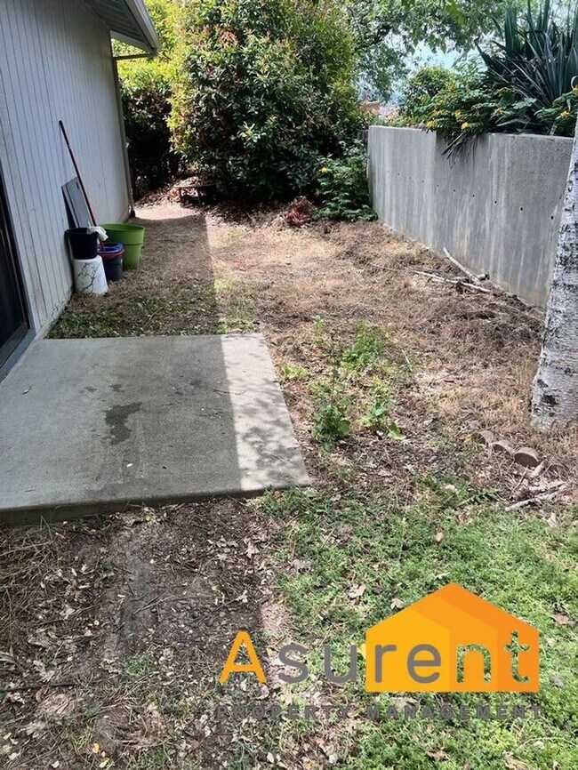 Building Photo - Fully Remodeled Duplex Available Soon!