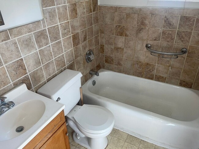 Building Photo - Adorable Two Bedroom House in the New Have...
