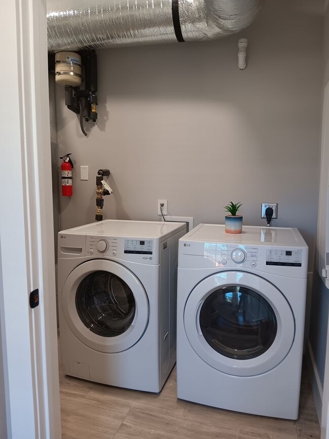 Building Photo - 4BR/4BA Townhome in Fort Sanders | Off Cam...