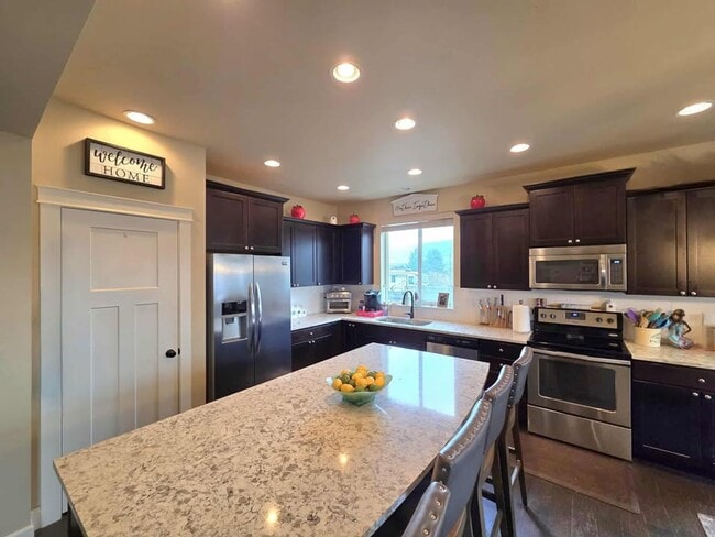 Building Photo - Large 3 bedroom, 3 bath newer build in sou...