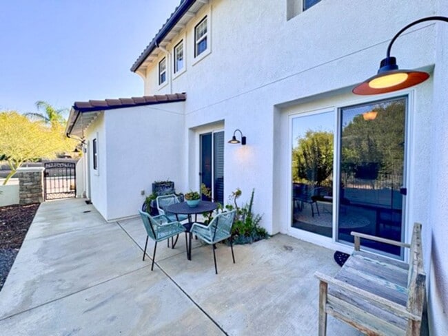 Building Photo - For Lease – Fully Renovated & Furnished Ne...