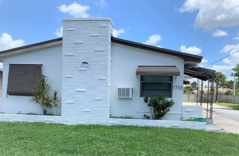 Building Photo - 1703 Thomas St