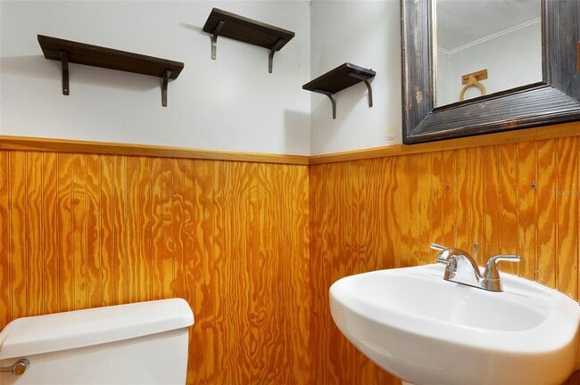 Building Photo - 2900 Leslee Lake Dr N