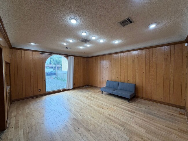 Building Photo - 3BEDROOM 1 BATHROOM COMMERCIAL PROPERTY