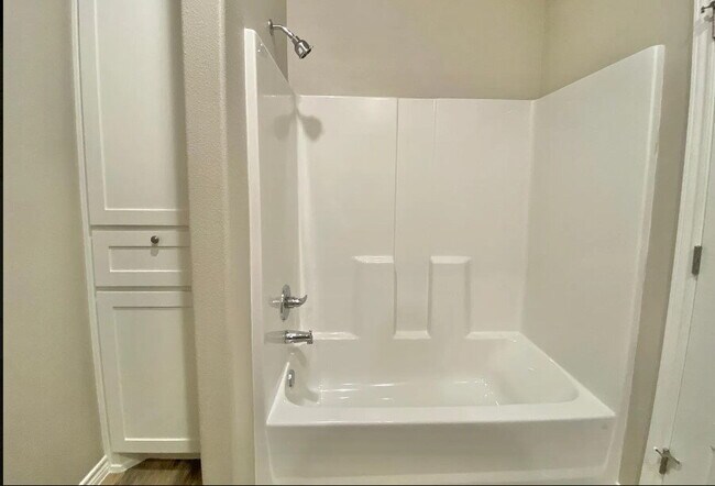 Building Photo - Upscale Flair Located in Burgamy Park!