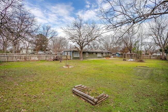 Building Photo - Amazing Historic 1940's Home in Original Cleburne- 4 Bed- 3 Bath w/ Multiple Living Areas- 76033