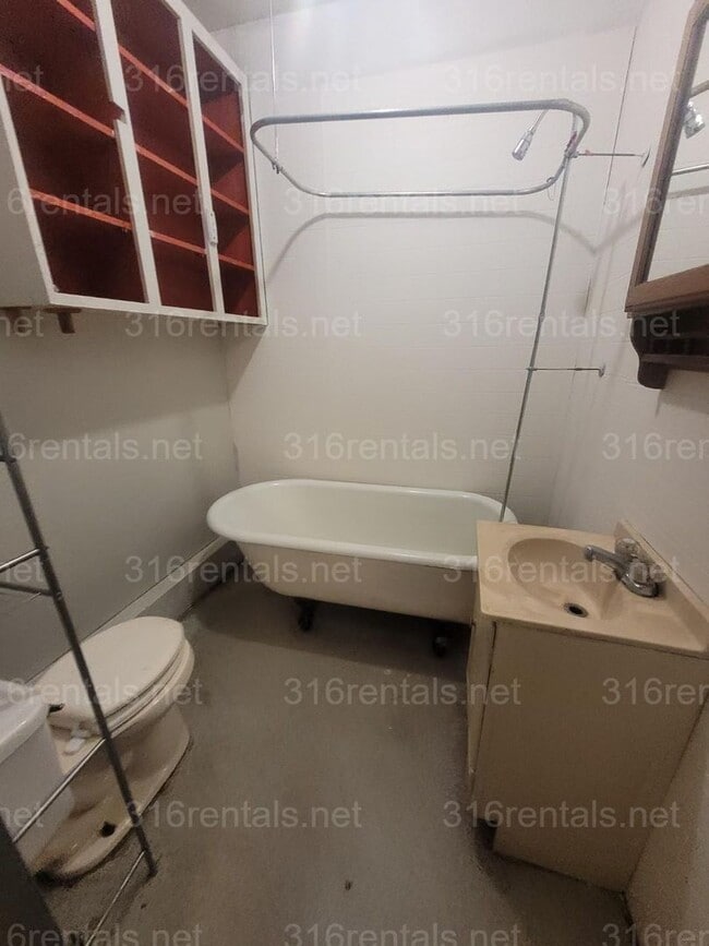 Building Photo - $850 - 2 bed 1 bath - Single Family Home