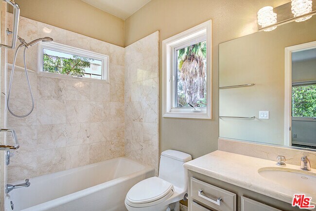 Building Photo - 858 N W Knoll Dr