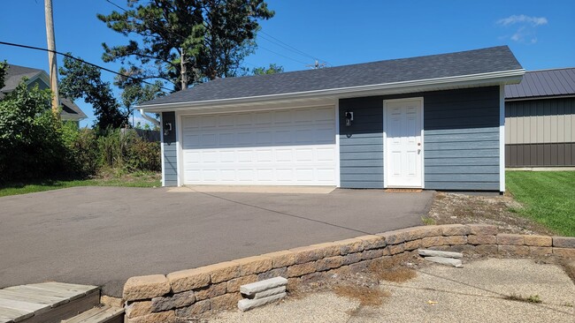 Building Photo - 3 br home  2 bath   large garage