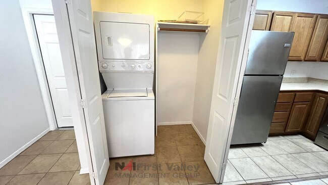 Building Photo - 1 Bedroom, 1 Bath with a Single Car Garage