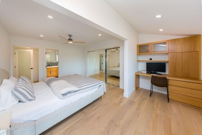 Building Photo - Must see this luxurious short-term, furnis...