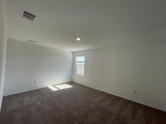 Building Photo - Spacious Floorplan- 2 Story Home in The Si...