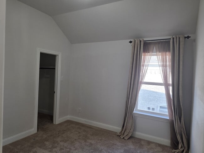 Building Photo - 5600 Snowberry Dr