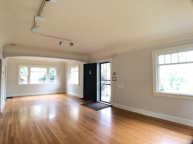 Building Photo - Hollywood District Home - 3 Bdrm 2 bths, 2290 sq. ft.