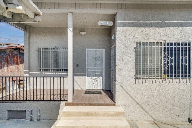 Building Photo - 2034 Eastlake Ave