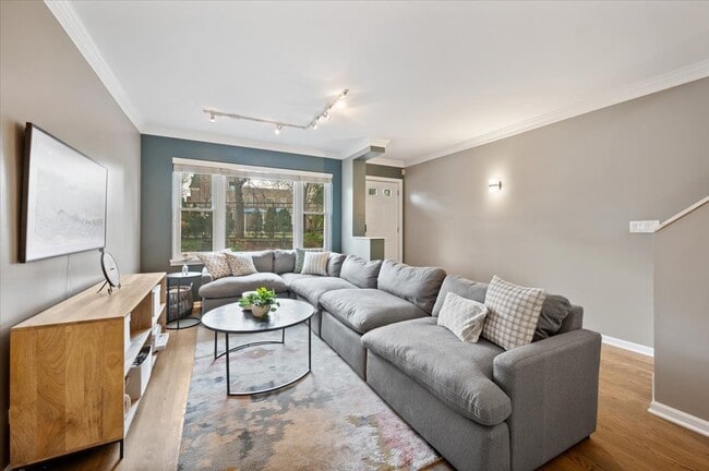 Building Photo - 1214 W School St