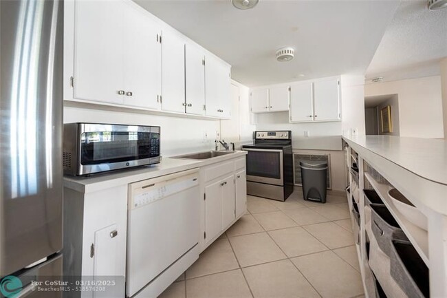 Building Photo - 3101 NE 47th Ct