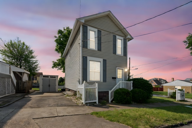 Building Photo - Stunning 2 Bedroom home in Greensburg available September 1!