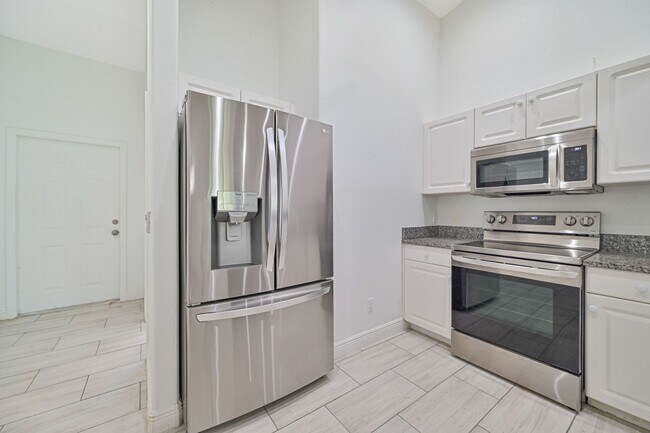 Building Photo - ** Rarely Available  ~ 3/2 Duplex W/ 2 Car Garage ~ Updated **
