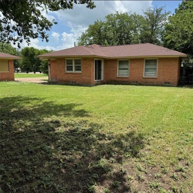 Building Photo - 305 Waller St