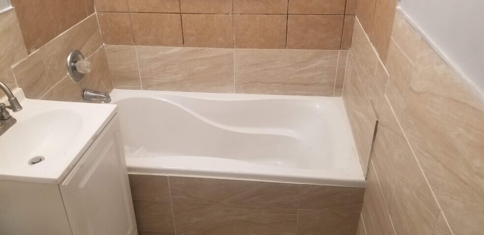 bathtub - 1308 Elizabeth Ave SW