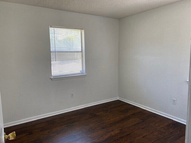 Building Photo - 1005 Dryden Ave