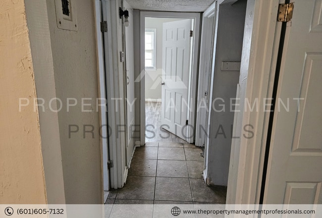 Building Photo - 1324 Marydale Dr