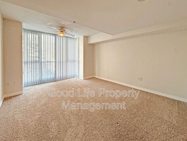 Building Photo - 300 W Beech St