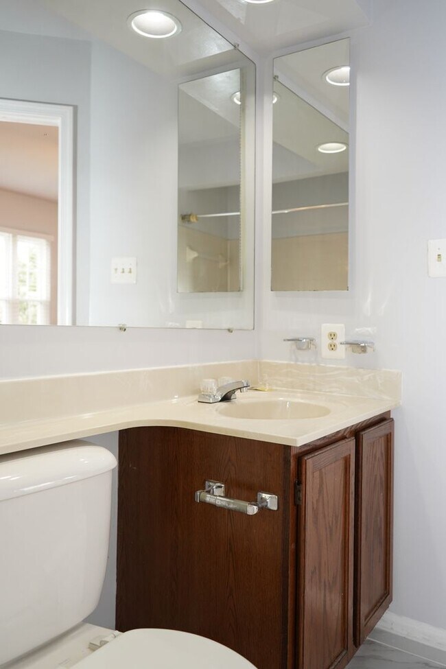 Building Photo - 4 Bedroom 3.5 Bath Townhome in Woodbridge, VA