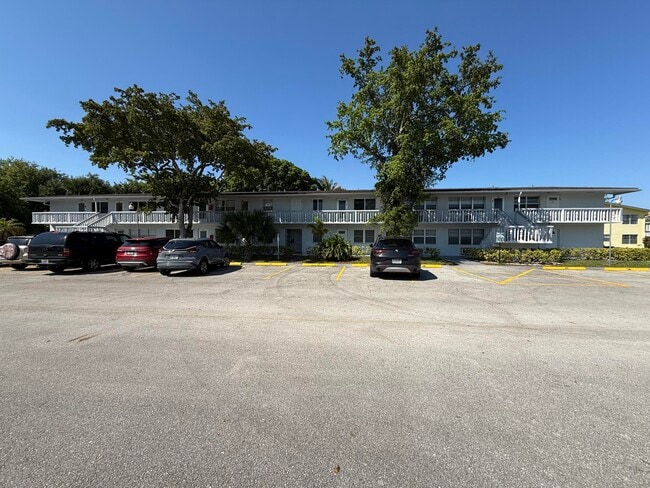 Building Photo - 68 Sussex E